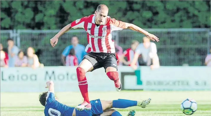  ?? FOTO: JUAN ECHEVERRÍA ?? Enric Saborit El ayer lateral izquierdo titular en el equipo rojiblanco salta para salvar la entrada de un jugador del Reus durante el partido amistoso disputado en Sarriena