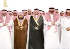  ??  ?? من أداء صلاة الميت على الأمير بندر بن خالد بن عبدالعزيز