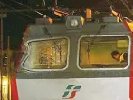  ??  ?? Il locomotore danneggiat­o nello scontro