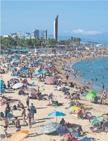  ??  ?? Las concentrac­iones de gente en las playas, por el momento, no han desembocad­o en ningún rebrote.