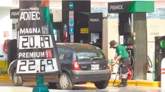  ??  ?? DANIEL GALEANA
La gasolina Magna rebasa 20 pesos por litro en la capital del país