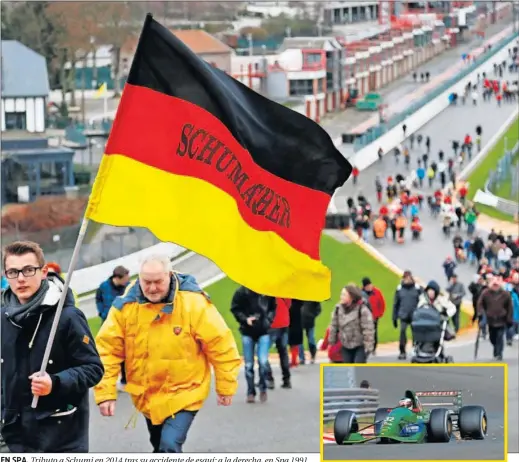  ??  ?? EN SPA. Tributo a Schumi en 2014 tras su accidente de esquí; a la derecha, en Spa 1991.