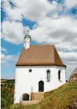  ??  ?? Einen Abstecher wert: die Kapelle auf dem Jurafelsen in Hochstein.