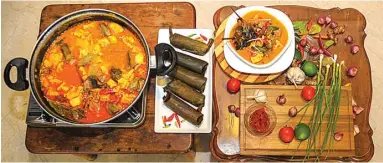  ?? AKHMAD RIZAL/JAWA POS ?? PAS DENGAN LONTONG: Masakan sayur lodeh dengan ikan manyun siap saji yang dibuat Chef Bambang Nurianto.