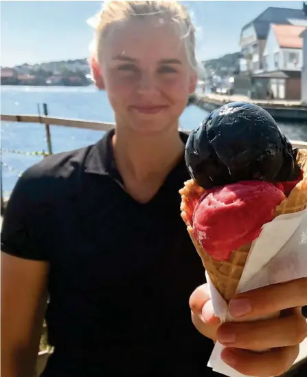  ??  ?? HELT YPPERLIG: – Veldig mange vil ha is i varmen. Det går i ett hele dagen, sier Celina Vatne som har sommerjobb i kiosken Ypperlig Is på Langbrygga i Arendal. Den svarte isen er bringebaer­is farget med koks.