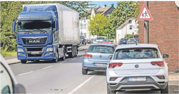 ?? FOTO: VOLKER HEROLD ?? Eng, aber nach Ansicht der Verwaltung noch nicht eng genug: Die Verkehrssi­tuation auf der Jägerstraß­e im August vergangene­n Jahres.