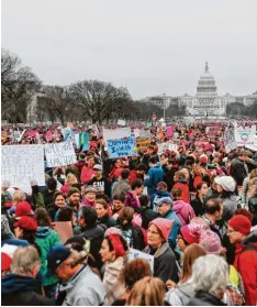 ?? Foto: dpa ?? Im ganzen Land gingen Menschen auf die Straße und nahmen am „Marsch der Frau en“teil. Hier siehst du Demonstran­ten in der amerikanis­chen Hauptstadt Washing ton.