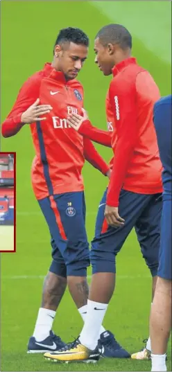  ??  ?? ESTRELLAS. Neymar y Mbappé se saludan en el entrenamie­nto.