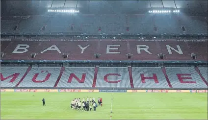  ?? FOTO: AP ?? Los jugadores del Ajax entrenaron ayer en el Allianz Arena. El partido contra el Bayern servirá para medir su estado.