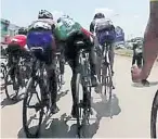  ?? THE PHOTO TAKEN FROM VIDEO ON ‘PAWIN PONG SUWANNACHE­EP’ FACEBOOK ?? A cyclist pushes another with his shoulder, causing a crash, during the Great Mekong Bike Ride 2018 in Nakhon Phanom on Sunday.