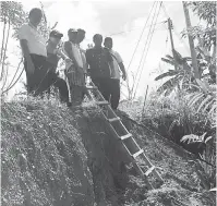  ??  ?? NGESAH PENUSAH: Jamit meresa gaya tanah tusur ke ditunjukka Kapitan Yap Hu Le ketegal peneras ai ujan.