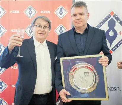  ??  ?? ĆIRO BLAŽEVIĆ čestitao je novinaru Večernjaka Tomislavu Dasoviću, najboljem sportskom novinaru 2019.
