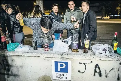  ?? LLIBERT TEIXIDÓ ?? Botellot. Adolescent­s consumint alcohol de matinada al polígon Pla d’en Boet de Mataró