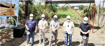  ?? (Manny Balbin/PNA) ?? SPORTS COMPLEX. Senator Joel Villanueva (center), together with (from left) District Engineer Henry Alcantara of the Bulacan 1st District Engineerin­g Office, Bocaue Vice Mayor Alvin Cotaco, Rep. Gavini "Apol" Pancho, and CIBAC Party-list Rep. Domeng Rivera lead the groundbrea­king for a PHP40-million sports complex along Gov. Halili Avenue, Barangay Biñang 2nd, Bocaue, Bulacan on Tuesday (Nov. 24, 2020). The sports complex was named after Sen. Villanueva's sister, the late Bocaue Mayor Joni Villanueva.