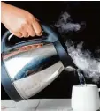 ?? Foto: showcake, Fotolia ?? Der Wasserkoch­er ist eine Möglichkei­t, Wasser zu erhitzen.