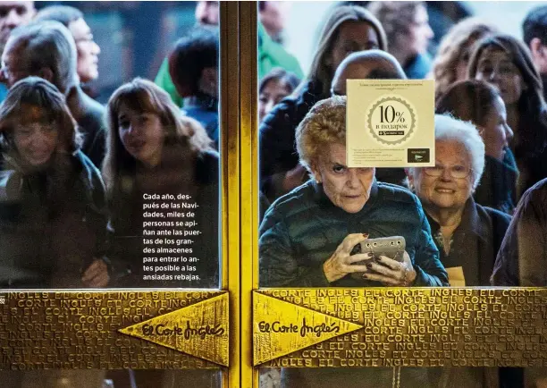  ?? GETTY ?? Cada año, después de las Navidades, miles de personas se apiñan ante las puertas de los grandes almacenes para entrar lo antes posible a las ansiadas rebajas.