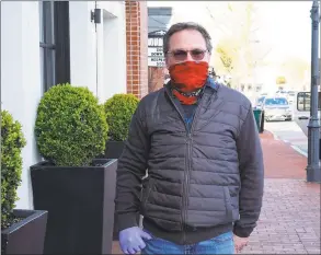  ?? Grace Duffield / Hearst Connecticu­t Media ?? Brian Posner recently wears a face mask on Elm Street in keeping with First Selectman’s Kevin Moynihan’s request for people to wear masks in the village and Gov. Ned Lamont’s executive order to wear masks when coming within six feet of another person.