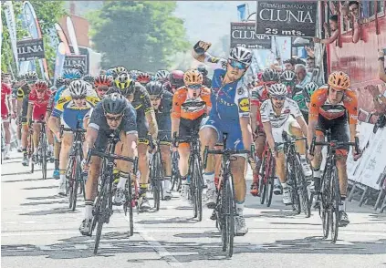  ?? FOTO: EFE ?? El italiano Matteo Trentin se impuso en un ajustado sprint en la localidad de Belorado, en la segunda jornada de la Vuelta a Burgos