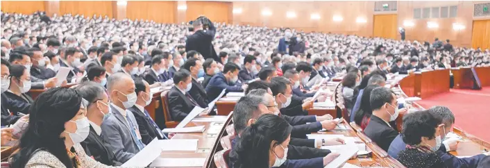  ??  ?? 3月4日，中国人民政治协商会议­第十三届全国委员会第­四次会议在北京人民大­会堂开幕。这是委员们在认真听会
新华社图