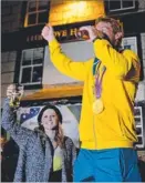  ??  ?? Tom Slingsby sculls a pint to
celebrate his win.