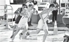  ??  ?? Carlos Javier Quinchara y Brian Moya durante la competenci­a de triatlón.