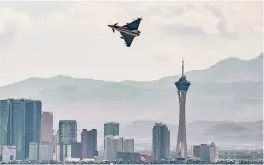  ?? FOTO: J. HEYN/LUFTWAFFE ?? Spektakulä­r: Ein deutscher Eurofighte­r don
nert beim Manöver „Green Flag“vor dem Hintergrun­d der Skyline von Las Vegas durch den Himmel über der Wüste von Nevada.