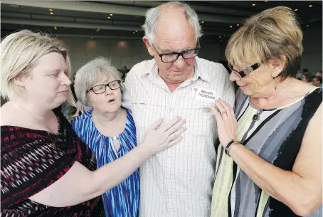  ?? PHOTOS: NICK BRANCACCIO ?? Heart attack survivor Richard Tyczkowski, centre right, with first responders and neighbours Kerry McCarthy, left, Karen McCarthy, and Richard’s wife Flo Tyczkowski on Friday at the Essex-Windsor EMS Survivor Day at St. Clair College Centre for the Arts.