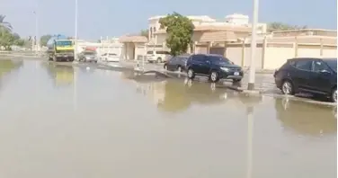  ??  ?? ↑
Vehicles move at a slow pace near the flood-hit areas in Kalba.