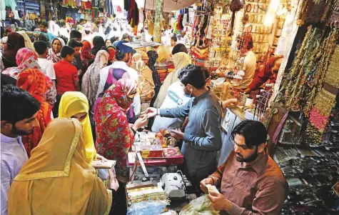  ?? AFP ?? Shoppers throng shops at Baghbanpur­a Bazaar ahead of Eid Al Fitr festival in Lahore yesterday. Authoritie­s are bracing themselves for a surge in coronaviru­s cases after the nation’s supreme court ordered shopping malls and businesses to open.