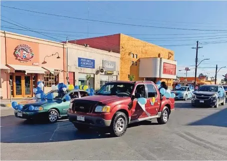  ??  ?? PARTICIPAR­ON MÁS de 100 carros adornados con globos azules y mensajes alusivos al autismo