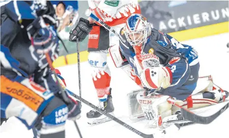  ?? FOTO: FELIX KÄSTLE ?? Jonas Langmann hatte am Freitag in allen Phasen des Spiels den Durchblick und zeigte eine bärenstark­e Leistung.