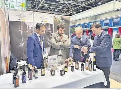  ?? EL DÍA ?? Dirigentes institucio­nales de la Diputación en la World Olive Oil Exhibition de Madrid.