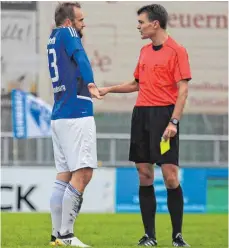  ?? FOTO: ELKE OBSER ?? Steffen Wohlfarth, hier mit Schiedsric­hter Dennis Bauer, spielt mit dem FV Ravensburg am Freitag in Balingen.