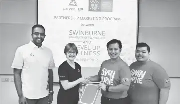  ??  ?? Gregory (second left) hands over the MOA documents to Sia, witnessed by Jagdish (left) and Saw.