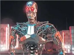  ??  ?? Robots de película. El líder de los Nexus 6 (Rutger Hauer, imagen superior) abrió el camino en
Blade runner a toda una generación de robots de cine. Como la Eve de
Ex machina (en el centro) o el inminente Ultrón, de Los vengadores (izquierda) o el...