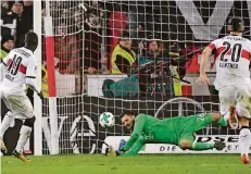  ?? FOTOS: DPA (4), IMAGO ?? 95. Minute: der Stuttgarte­r Chadrac Akolo scheitert mit einem Elfmeter an Bayern Münchens Schlussman­n Sven Ulreich.