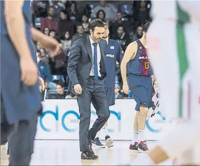  ?? FOTO: PERE PUNTÍ ?? Sito Alonso, cabizbajo El técnico se va con el récord de derrotas en el Palau Blaugrana, nueve en 21 partidos