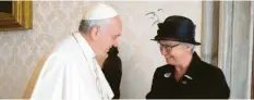  ?? Foto: Osservator­e Romano ?? Annette Schavan mit Papst Franziskus. Vier Jahre war die Wahl-Ulmerin Botschafte­rin beim Heiligen Stuhl.