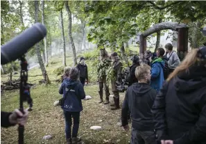  ??  ?? TAGNING. Det är ett stort filmteam bakom projektet och det krävs några tagningar för att få till scenen med de kamouflera­de Espen och Björn, när de ska leta reda på Halvdan.