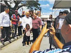  ??  ?? Atención. Residentes de San Bartolomé Perulapía se acercaron al parque central para recibir algunos servicios que llevan las institucio­nes.