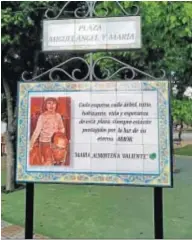  ??  ?? Una de las placas de la plaza de Miguel Ángel y María.