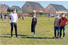  ?? FOTO: BB ?? Marcel Pitsch, Hanne Krings sowie das Ehepaar Sabine und Jens Rubart auf der Spielwiese am Eickerende­r Feld.