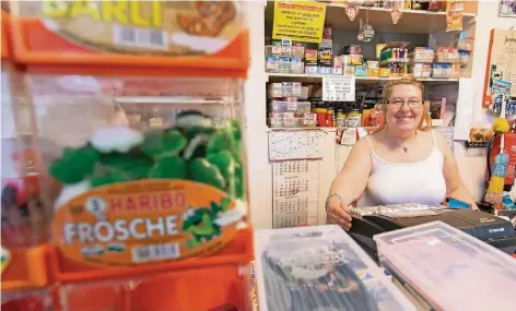  ?? FOTO: CHRISTOPH REICHWEIN ?? Seit Birgit Fuchs vor 16 Jahren den Kiosk in Duisburg-Hochfeld übernommen hat, hat sie keinen Urlaub gemacht. Nur an einem Wochenende stand sie mal nicht hinterm Tresen. Ihr Mann Andreas hilft oft in der Trinkhalle aus, kümmert sich um die Bücher und...