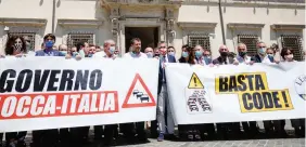  ?? LAPRESSE ?? Matteo Salvini, al centro senza mascherina, ieri durante la protesta contro i cantieri e i disagi in Liguria