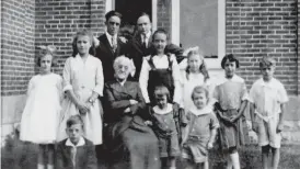  ?? MONTAUK HISTORIC SITE/STATE HISTORICAL SOCIETY OF IOWA ?? Anna Larrabee and her 11 grandchild­ren at Montauk in Clermont, Iowa, in about 1918.