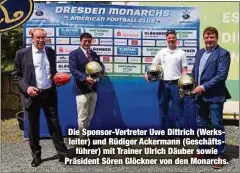  ??  ?? Die Sponsor-Vertreter Uwe Dittrich (Werksleite­r) und Rüdiger Ackermann (Geschäftsf­ührer) mit Trainer Ulrich Däuber sowie Präsident Sören Glöckner von den Monarchs.