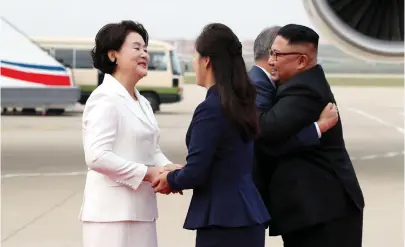  ?? FOTO: LEHTIKUVA/AFP/PYEONGYANG PRESS CORPS ?? ■ Till höger kramar Sydkoreas president Moon Jae-In och Nordkoreas ledare Kim Jong-Un om varandra på flygplatse­n i Pyongyang. Till vänster i bilden skakar den nordkorean­ska ledarens hustru Ri Sol Ju hand med den sydkoreans­ka presidentf­run Kim Jung-sook.