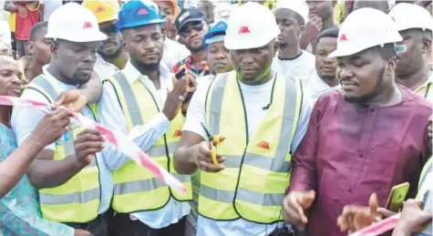  ??  ?? Chief Executive Officer of Waves of Minds Resources Internatio­nal, Chief Ocholi Yusuf Okpanachi, flagging off the constructi­on of road in Ugwolawo, Igalamela-Odolu LGA Kogi State