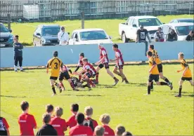  ??  ?? Manaia Hauiti scores Dannevirke Under 13s’ second try.