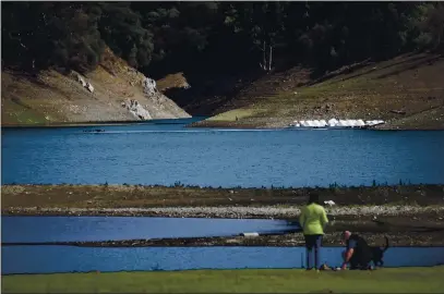  ?? PHOTOS BY DAI SUGANO — STAFF PHOTOGRAPH­ER ?? Pat Steele and her husband, John Steele, of Santa Cruz, visit Lexington Reservoir, which is only 31% full, on Tuesday near Los Gatos.